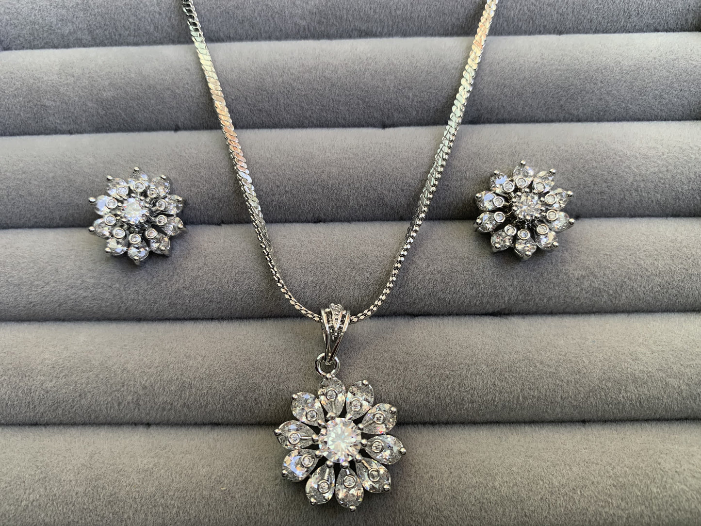 Mini floral pendant set