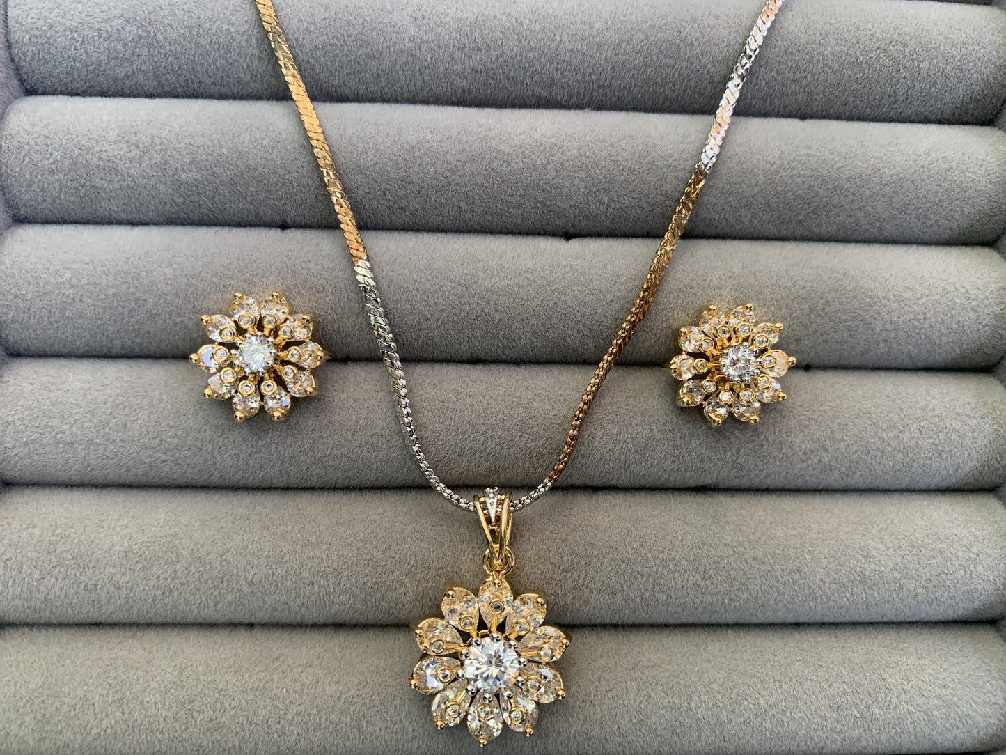 Mini floral pendant set