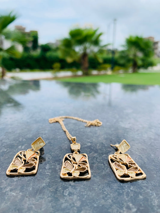 Elegant golden pendant set