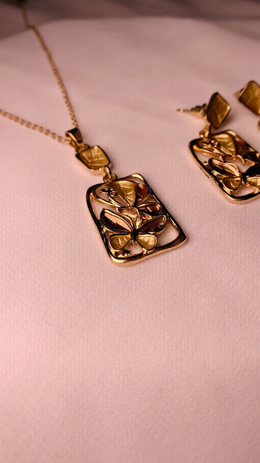 Elegant golden pendant set